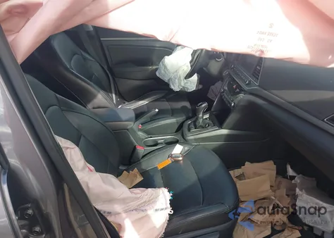 2018 Hyundai Elantra Value Edition z USA, uszkodzony, nr VIN 5NPD84LF5JH272999